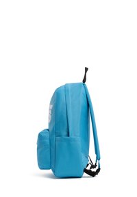 Zaino di colore azzurro chiaro con forma rettangolare, dotato di spallacci regolabili, tasca frontale e un grande logo bianco su un lato.
