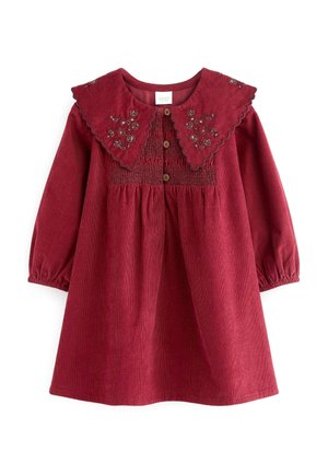 Rotes Corduroy-Kinderkleid mit langen Ärmeln, gewelltem Peter-Pan-Kragen, floraler Stickerei, gerafftem Oberteil und Holzknöpfen auf der Vorderseite.