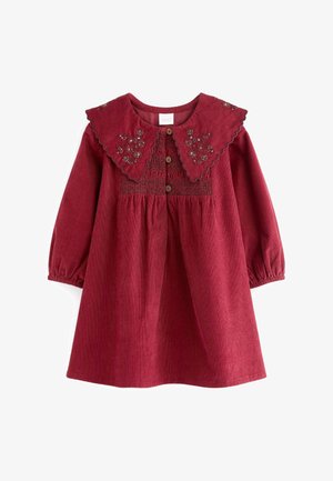 Robe en velours côtelé rouge pour tout-petits avec manches longues, col rond festonné de style Peter Pan, broderie florale, poitrine smockée et boutons en bois sur le devant.