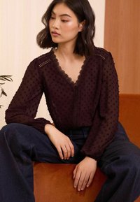 Love & Roses V NECK TRIM DOBBY - Blūze - berry red