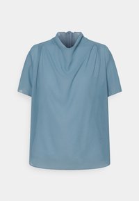 Blauwe top met korte mouwen en hoge hals, met een gedrapeerde textuur en een verborgen rits op de rug. Lichtgewicht, gladde stof met een subtiele glans.