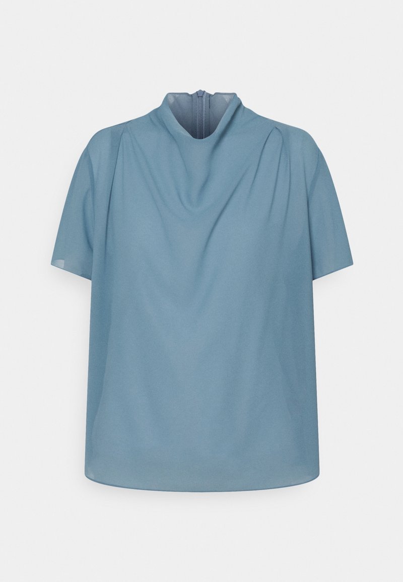 Blauwe top met korte mouwen en hoge hals, met een gedrapeerde textuur en een verborgen rits op de rug. Lichtgewicht, gladde stof met een subtiele glans.