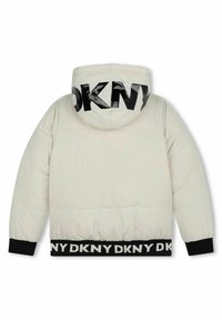 Chaqueta blanca acolchada con capucha negra que presenta un gran logotipo "DKNY". Puños y dobladillo de canalé negro con un patrón de logotipo repetido. Textura suave.