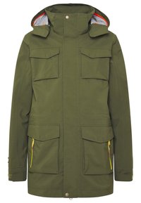 Parka vert olive à capuche avec quatre poches à rabat, tirettes de fermeture éclair jaunes sur les poches inférieures et poignets réglables.