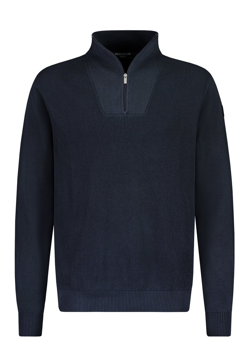 Dunkelblauer Pullover mit hohem Kragen und einem viertel Reißverschluss, der ein strukturiertes Strickmuster sowie gerippte Bündchen und Saum aufweist.