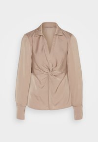 Beige satinblus med djup V-urringning, framknutdetalj och långa ärmar. Har en knappstängd manschett och en slät, glänsande yta.