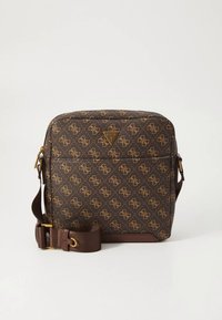 Brun crossbody-veske laget av teksturert syntetisk materiale med gullfargede logoaksenter og et mønstret design; justerbar stropp med gullfarget metall.