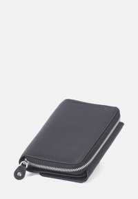 Svart läderplånbok med texturerad yta, dragkedjestängning och silverfärgad detaljer. Kompakt rektangulär form med rundade kanter.