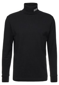 Černý rolák vyrobený z měkké bavlny, s dlouhými rukávy a přiléhavým střihem. Obsahuje malou bílou značkovou nálepku na límci.