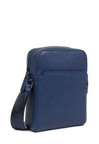 Borsa a tracolla blu in pelle con chiusura a zip, forma rettangolare slim, logo in rilievo sul fronte e tracolla in tessuto testurizzato.