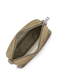 Piccola borsa in suede beige con cerniera argentata parzialmente aperta, che mostra l'interno vuoto con fodera a righe.