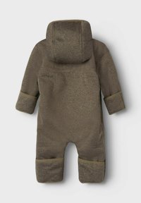 Hnědý fleecový dětský overal s kapucí a překrytými manžetami na rukávech a nohavicích, zobrazený ze zad na bílém pozadí.