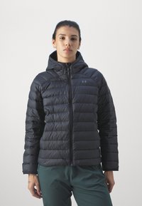 Schwarze kapuzen Puffjacke mit gestepptem Design, horizontalen Nähten und einem Frontreißverschluss. Das Material wirkt glänzend und leicht.