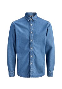 Modra denim srajca z dolgimi rokavi, ovratnikom in gumbi spredaj, položena na ravno belo ozadje.