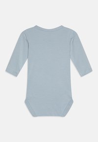 Långärmad babybodysuit i mjuk, ljusblå jersey. Har rundad halsringning och tryckknappar i botten. Slät yta.