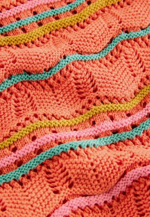 Gestrickter Stoff mit wellenförmigem Muster in strahlendem Koralle, der horizontale Streifen in Grün, Gelb, Pink und Blau aufweist und ein strukturiertes Design zeigt.