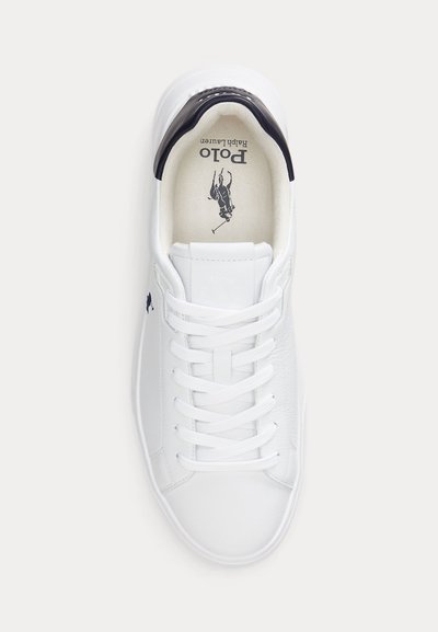 Fehér bőr sportcipő fehér fűzőkkel, fekete sarokpánttal és Polo Ralph Lauren logóval belül és oldalt.