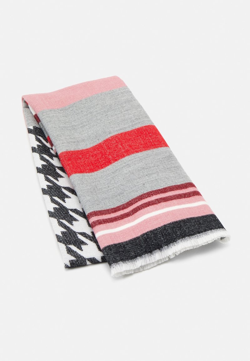 Écharpe multicolore avec des rayures grises, roses, rouges et noires. Présente des bords frangés et un motif pied-de-poule contrastant en noir et blanc.
