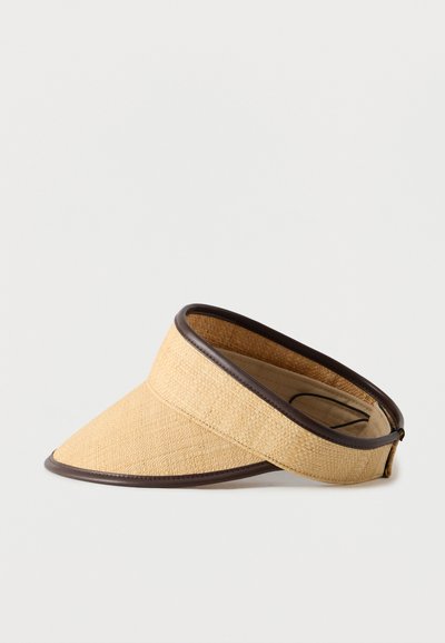 Φυσικό ψάθινο προβοσκίδιο με φαρδιά, καφέ υφασμάτινη ταινία. Το προβοσκίδιο είναι επίπεδο και καμπύλο, με υφή και σταθερή εσωτερική επένδυση.