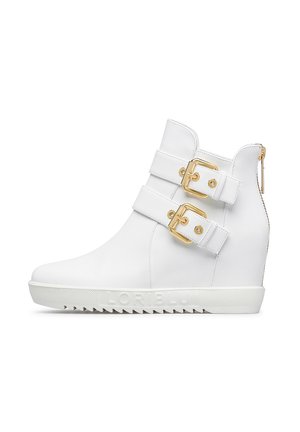 Weiße Wedge-Sneaker aus Leder, mit goldenen Schnallen und seitlichem Zipper. Strukturierte weiße Sohle mit "LOR BLU" im Profil geprägt.