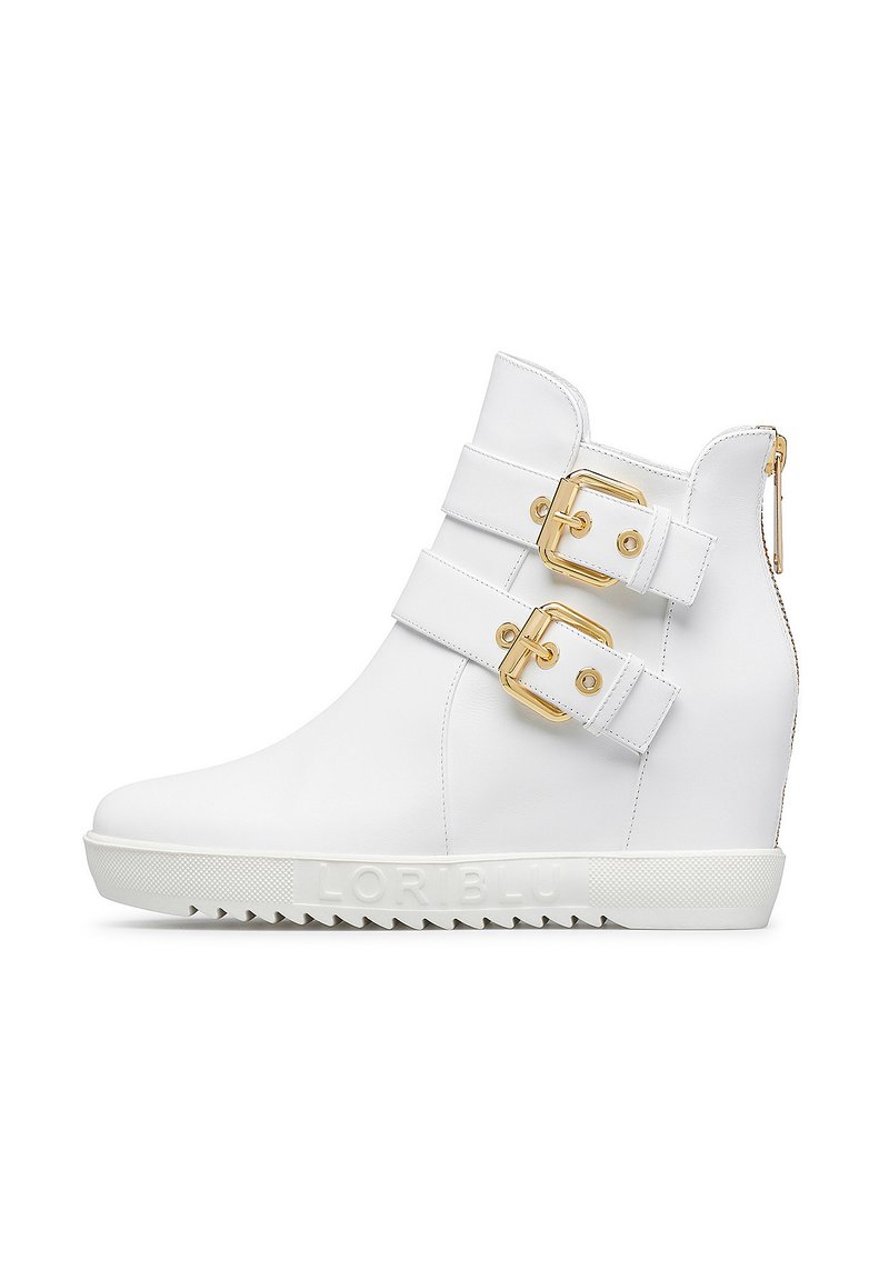 Weiße Wedge-Sneaker aus Leder, mit goldenen Schnallen und seitlichem Zipper. Strukturierte weiße Sohle mit "LOR BLU" im Profil geprägt.