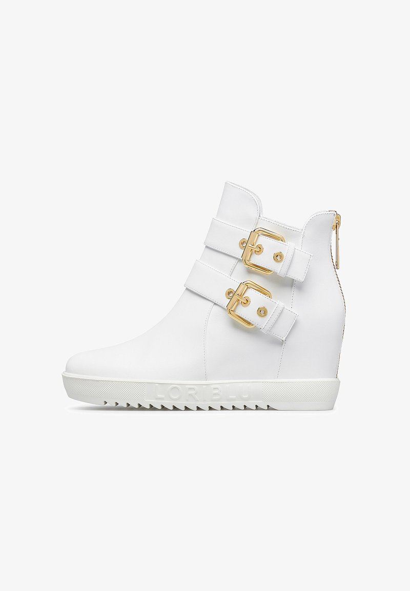 Weiße Wedge-Sneaker aus Leder, mit goldenen Schnallen und seitlichem Zipper. Strukturierte weiße Sohle mit "LOR BLU" im Profil geprägt.