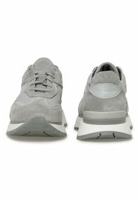 Graue Sneaker mit einem Obermaterial aus Mesh und Wildleder- Akzenten, ausgestattet mit einer gepolsterten Sohle und einer strukturierten Ferse. Abgerundete Zehenpartie, flache Schnürsenkel, minimales Branding.