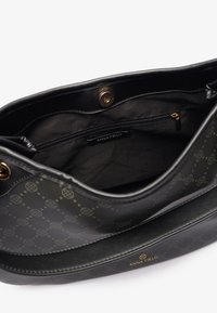 Sac à main noir avec une texture en cuir grainé, quincaillerie dorée et un motif de logo subtil. L'intérieur comprend une poche zippée et un revêtement en tissu.