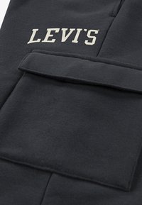 Tmavě šedá bavlněná mikina se přední kapsou a výrazným bílým logem "LEVI'S". Jemná textura, ležérní design.