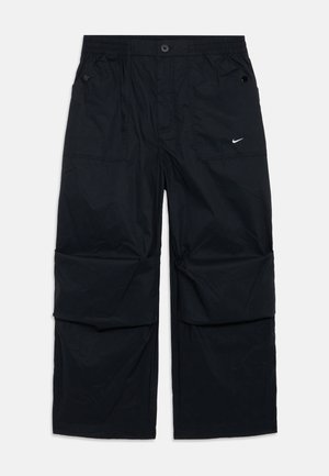 Schwarze Cargo-Hosen aus leichtem Stoff, mit elastischem Bund, Knopfverschluss, zwei Seitentaschen und einem kleinen Logo-Akzent.
