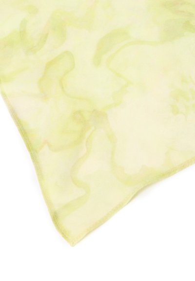 Απαλό, ημιδιάφανο φουλάρι σε ανοιχτό πράσινο με αφηρημένα στροβιλιζόμενα σχέδια. Οι άκρες είναι προσεκτικά τελειωμένες, δείχνοντας μια λεπτή υφή.