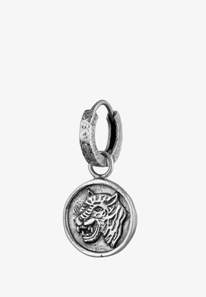 Sølvvedhæng med et relieff af et tigerhoved, fastgjort til en tekstureret cirkulær løkke. Den samlede finish er poleret med indviklede detaljer.