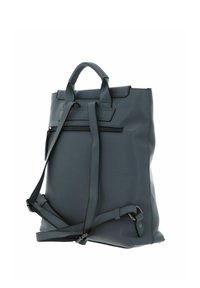 Sac à dos en cuir gris avec une finition texturée, deux poignées, des bretelles ajustables et une poche zippée à l'avant. Design simple et rectangulaire.