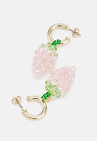Brincos de argola dourada com contas facetadas rosa e verde que se assemelham a uvas, apresentando um pino dourado e um detalhe em conta verde.