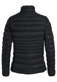 Zwarte pufferjack met een hoge kraag, voorzien van een gewatteerd ontwerp en horizontale stiksels. Gladde textuur en een aansluitende silhoutte.