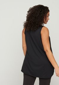 Active by Zizzi TRAININGS MIT V-AUSSCHNITT - Top - black