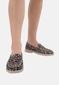 Leopardprint loafers met een zachte bovenkant van stof, een lage hak en decoratieve hardwaredetails. Lichtbeige zool met een gestructureerd profiel.