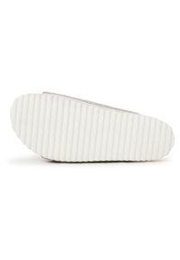 Sneaker med en struktureret, hvid gummiydersål med vandrette riller; overdel i lysegrå ruskind med minimalistische designelementer.