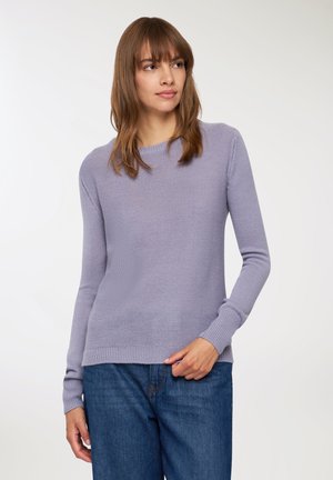 Maglione lavorato a maglia viola chiaro con scollatura rotonda e polsini a costine. Abbinato a jeans blu, con vestibilità rilassata e tessuto morbido.