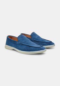Blaue Wildleder-Loafers mit runder Spitze, genähten Details und einer cremefarbenen Gummisohle. Das Innere verfügt über ein braunes Futter.