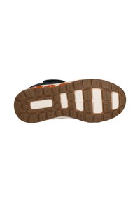 Brun gummiyttersida med mönstrad sula, utrustad med svarta och orange band, vit och grå överdel, samt en framträdande "ZIGZAG"-logotyp.
