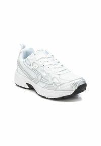 Zapatilla deportiva blanca con parte superior de malla, acentos plateados y diseño de cordones. Cuenta con una suela acolchada y una resistente suela exterior de goma negra.