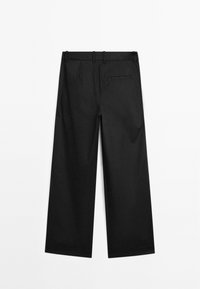 Pantalon noir à jambes larges avec passants de ceinture et une poche passepoilée à l'arrière, vu de dos sur fond blanc uni.