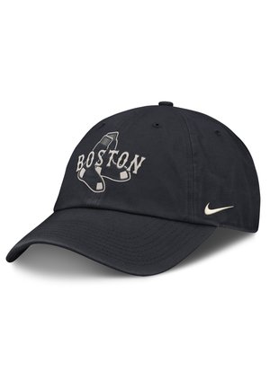 Sort baseballkasket med Boston Red Sox-logo og hvid Nike-swoosh på siden vist mod en hvid baggrund.