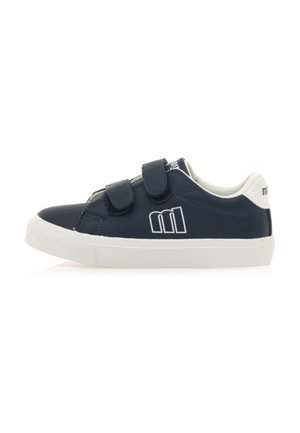 Zapatillas sintéticas azul marino con dos correas de Velcro, suela de goma blanca y detalle de logo en relieve en el lateral. Textura suave con puntera reforzada.