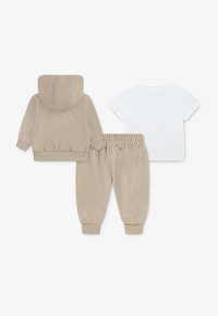 Bežinė kūdikių ilgaaukštė su gaubtu, elastingomis rankovėmis; atitinkančios bežinės kelnės su elastingu juosmeniu; balta marškinė su trumpomis rankovėmis. Minkštas medvilnės audinys.