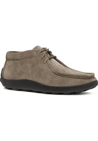 Botas de tobillo de ante gris con puntera redonda, detalles de costura y suelas de goma negra. Cuenta con dos cordones para un ajuste seguro.