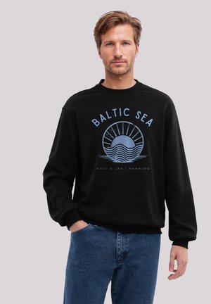 Schwarzer Sweatshirt mit einem blauen Grafdruck von Sonne und Wellen, mit dem Text "BALTIC SEA". Klassischer Rundhalsausschnitt und lässige Passform.