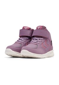 Baskets montantes violettes en matière synthétique lisse, avec des accents roses contrastants, une bride ajustable et une semelle blanche texturée.