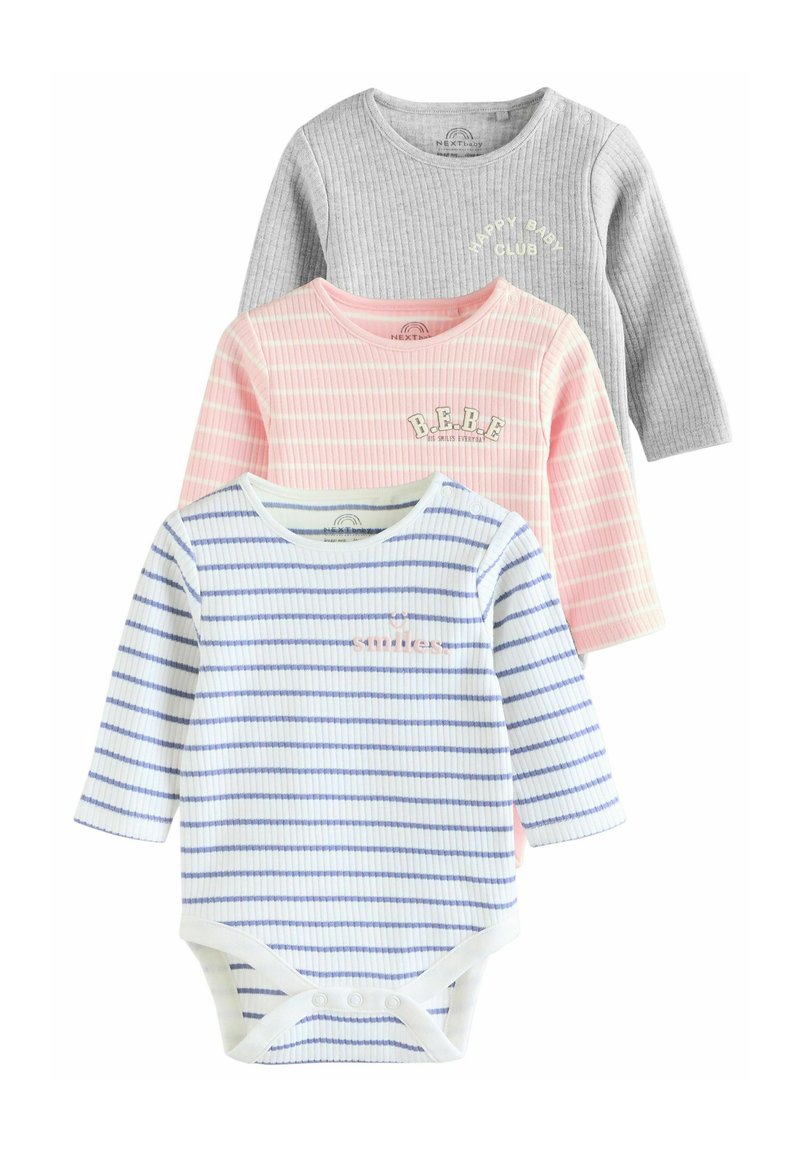 Tre långärmade babybodys i grått, rosa och vitt med varierande randmönster. Grå har "Happy Baby Club", rosa har "B.E.B.E" och vit har "smiles."